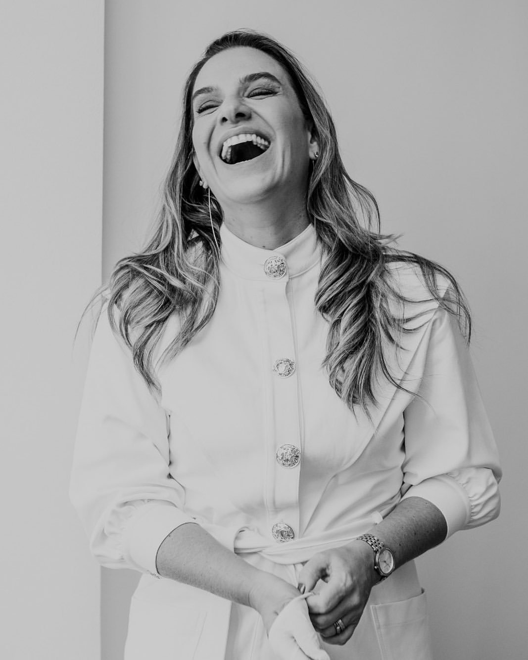 Retrato em preto e branco da Dra. Laura Nalon sorrindo