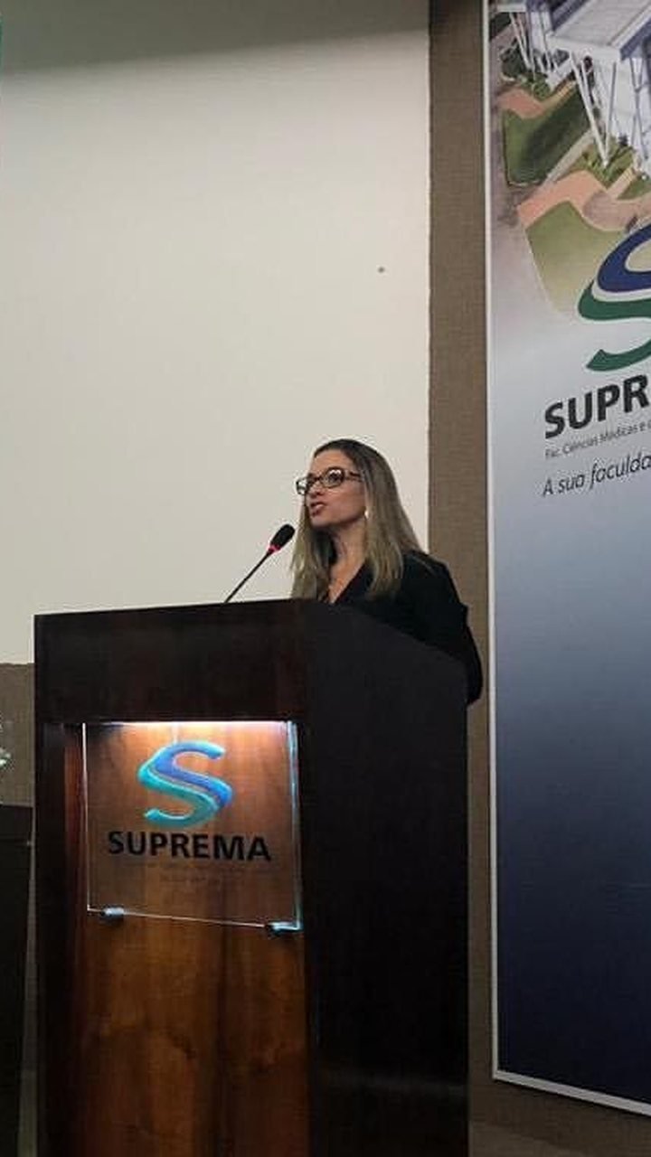 Dra. Laura Nalon em palestra sobre câncer de pele na Faculdade Suprema, em Juiz de Fora